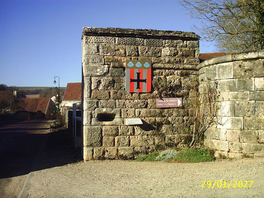 Le Puits Fortifie Salives 외부 사진